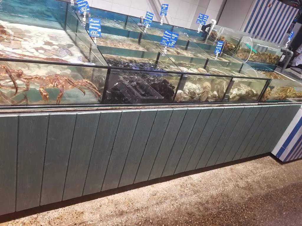 витрина для продажи живых морепродуктов в Москве 2